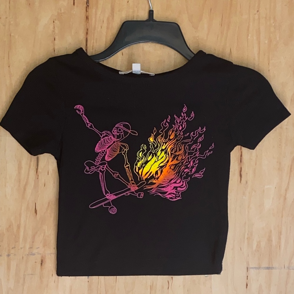 Tiny black shit with print on the front